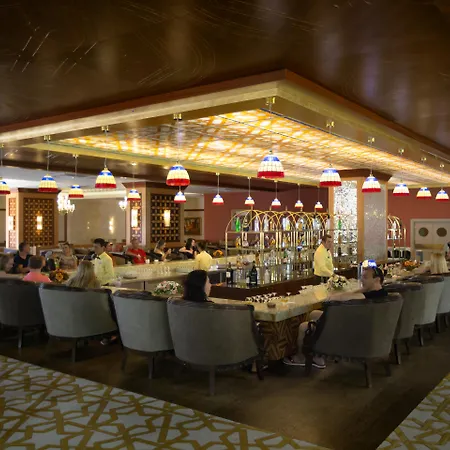 Курортный комплекс Royal Alhambra Palace